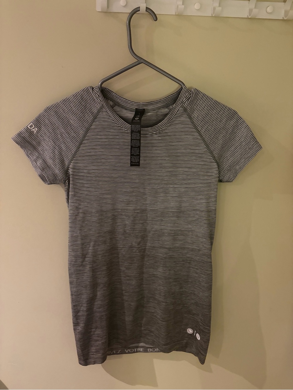 lululemon Women's Short Sleeve Striped grey
Swiftly tech